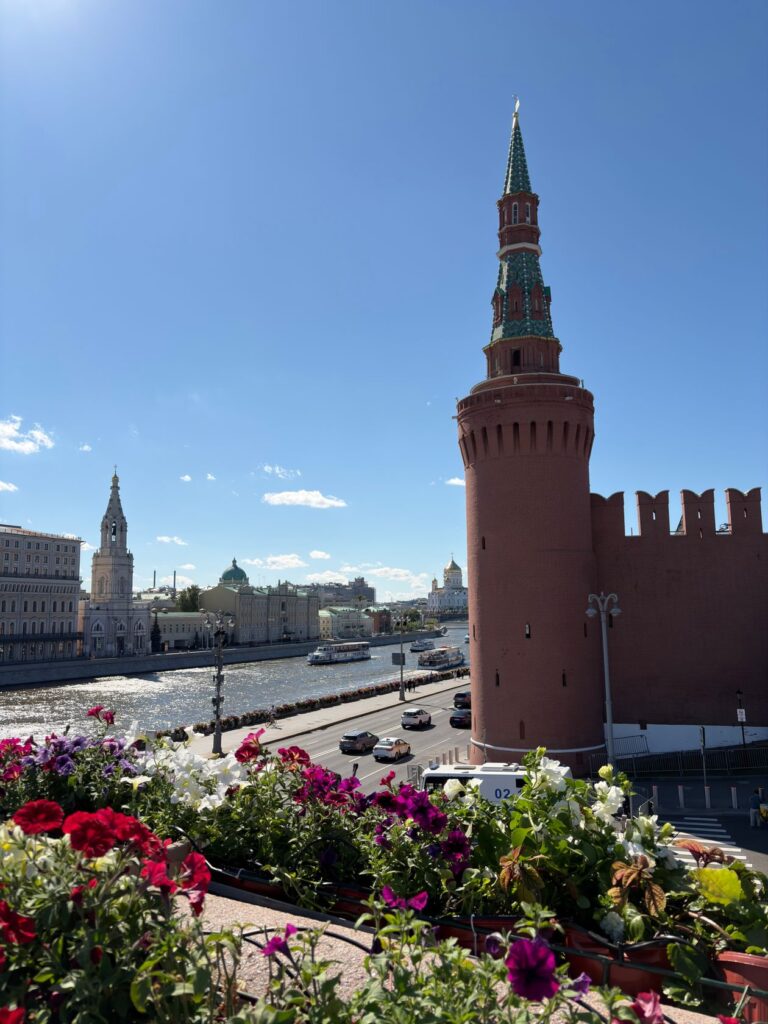 Blick auf den Moskauer Kreml und die Moskwa an einem sonnigen Tag