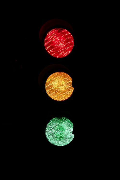 Ampel zeigt gleichzeitig rot, gelb und gruen