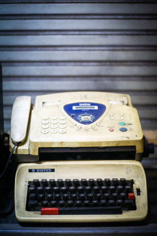 Altes vergilbtes Faxgeraet mit Telefonhoerer