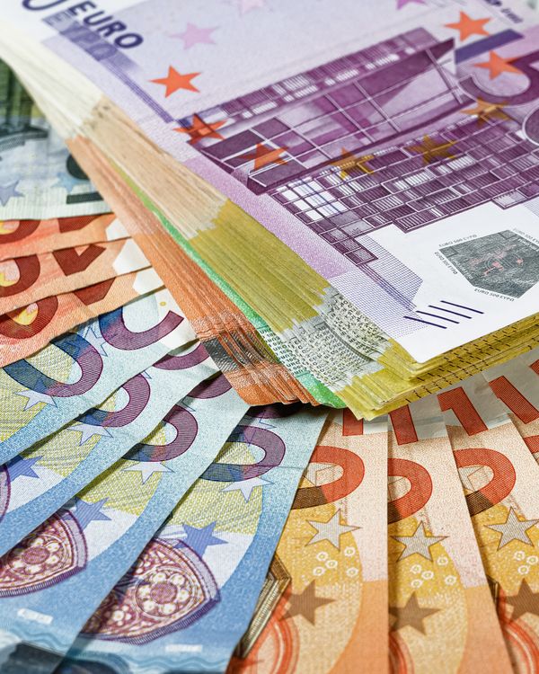 Aufgefaecherte Euro-Geldscheine in Grossaufnahme