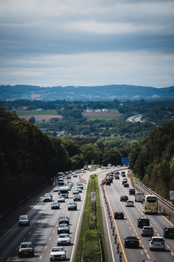 Dichter Stau auf einer mehrspurigen Autobahn in Deutschland