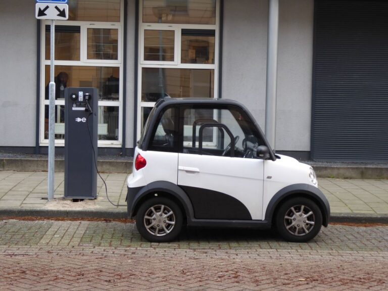 Winziges neues Elektroauto laedt an einer Ladesaeule