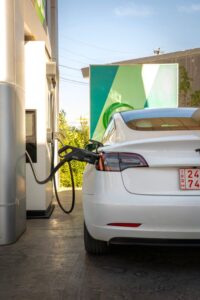 Elektroauto wird an einer Ladestation aufgeladen